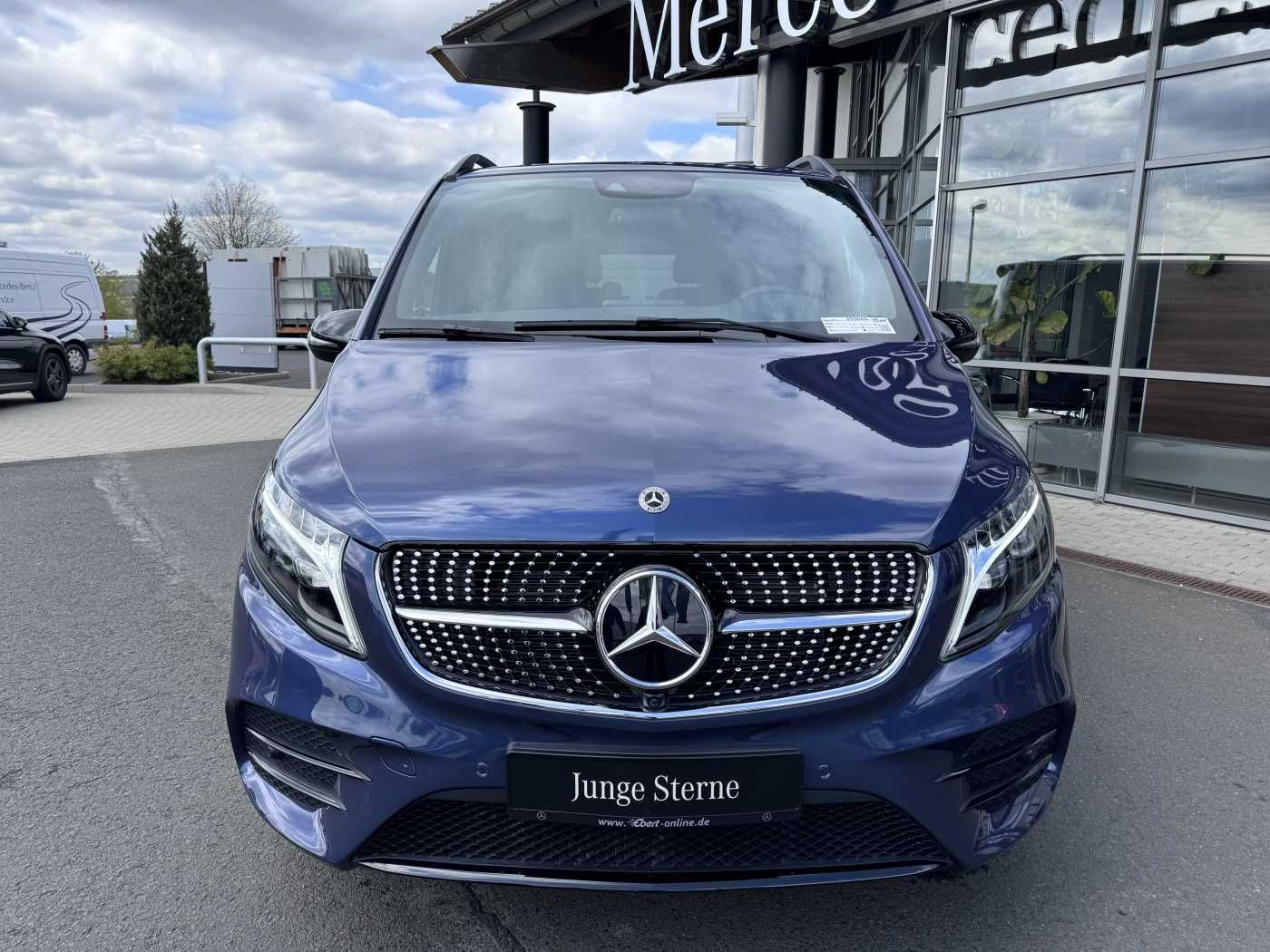 Fahrzeugabbildung Mercedes-Benz V 250 d EDITION 4MATIC AMG DISTRONIC AHK Tisch