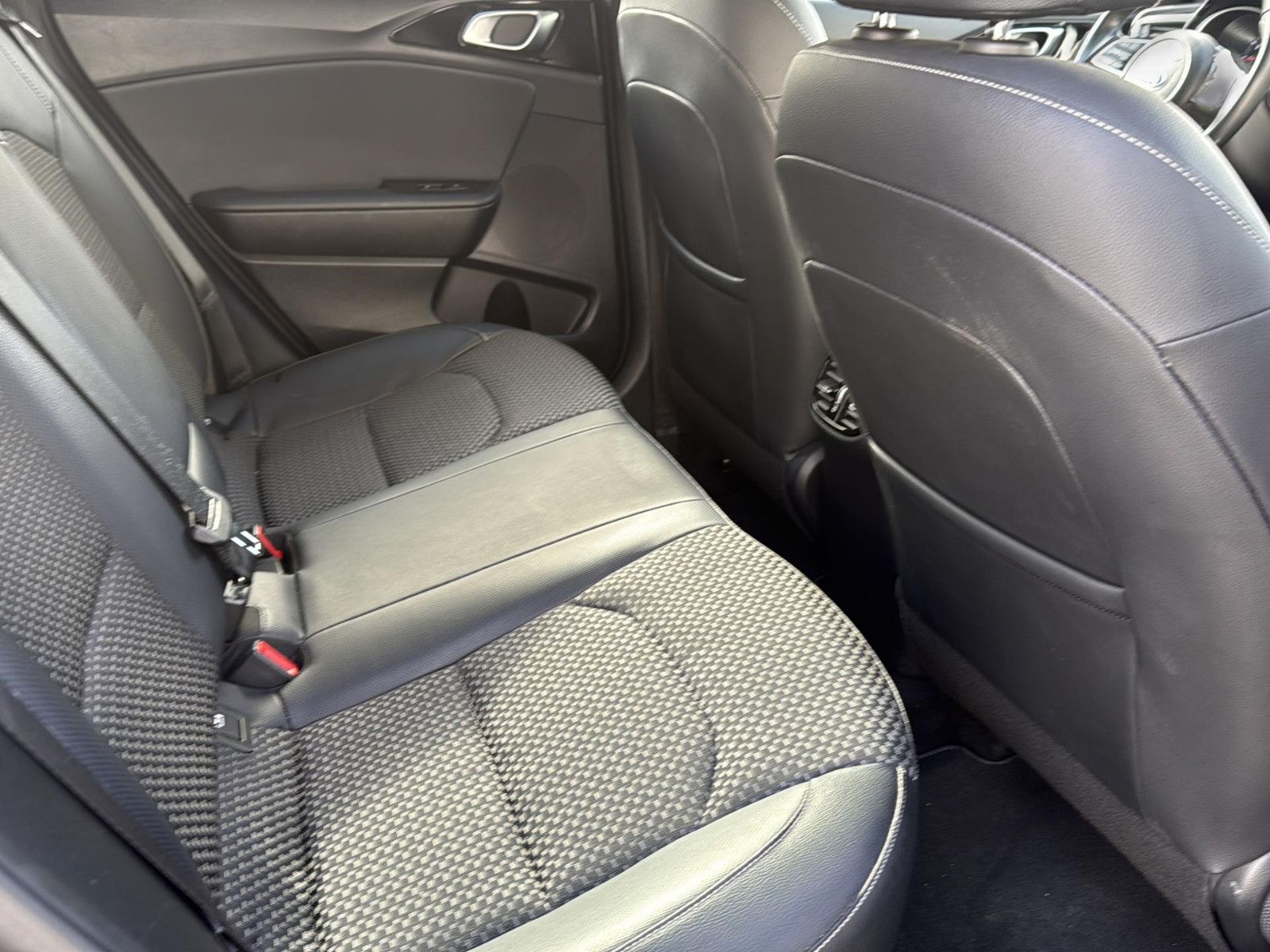 Fahrzeugabbildung Kia cee'd / Ceed 1.4 TGDi/ unfallfrei/AHK