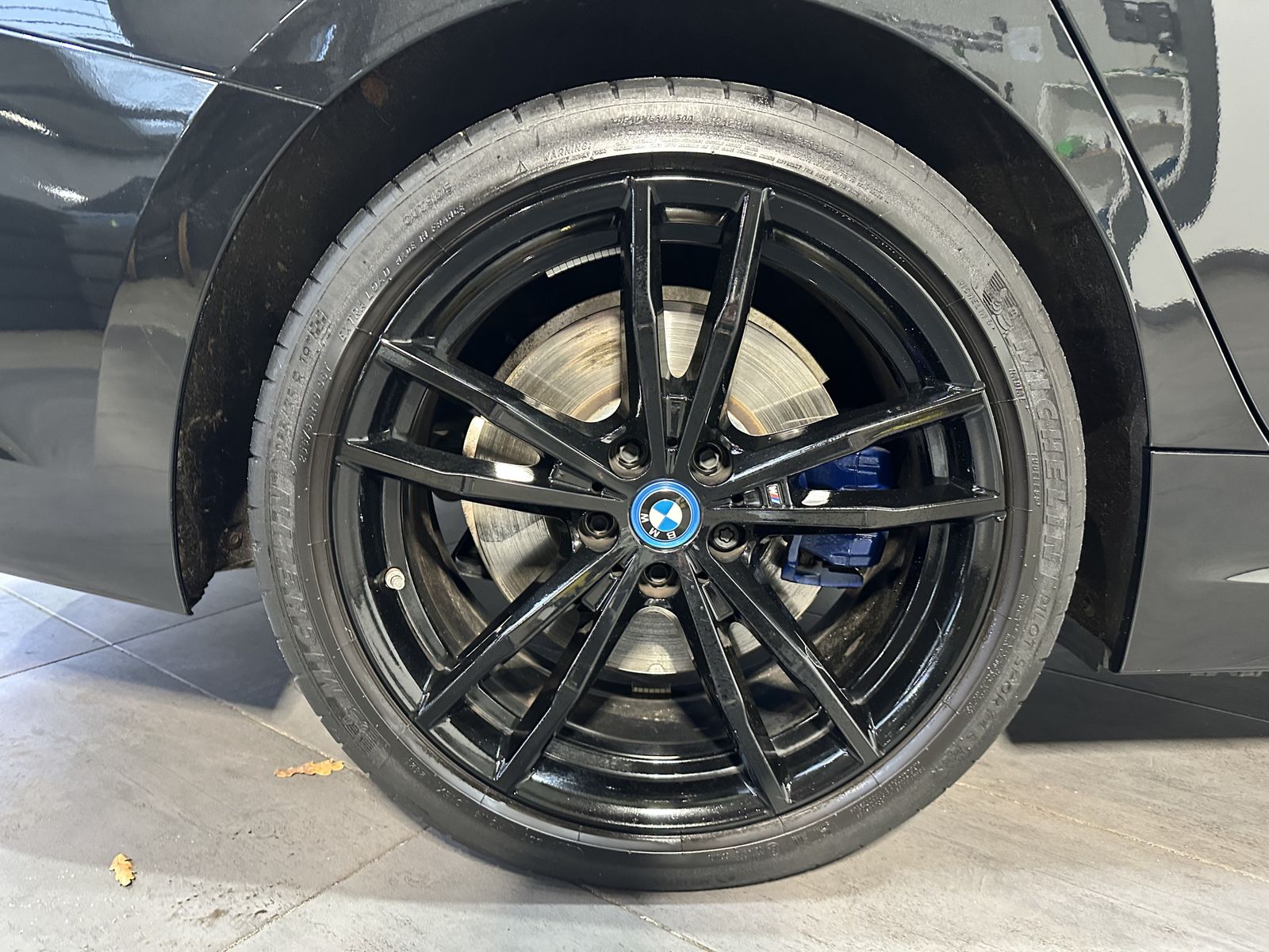 Fahrzeugabbildung BMW 330e Touring xDrive M-Sport NAV+LASER+PANO+HUD