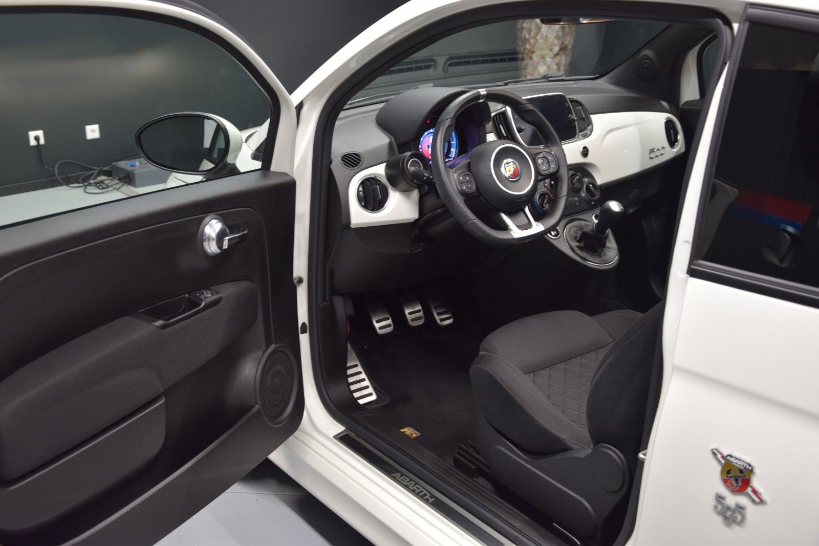 Fahrzeugabbildung Abarth 595C LED PDC CarPlay Android Auto PDC Faltdach