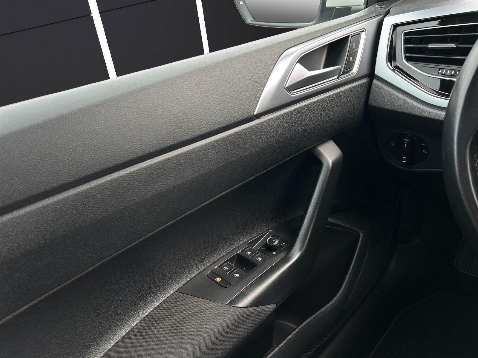 Fahrzeugabbildung Volkswagen Polo TSI Active LED Climatronic ACC PDC SH LM