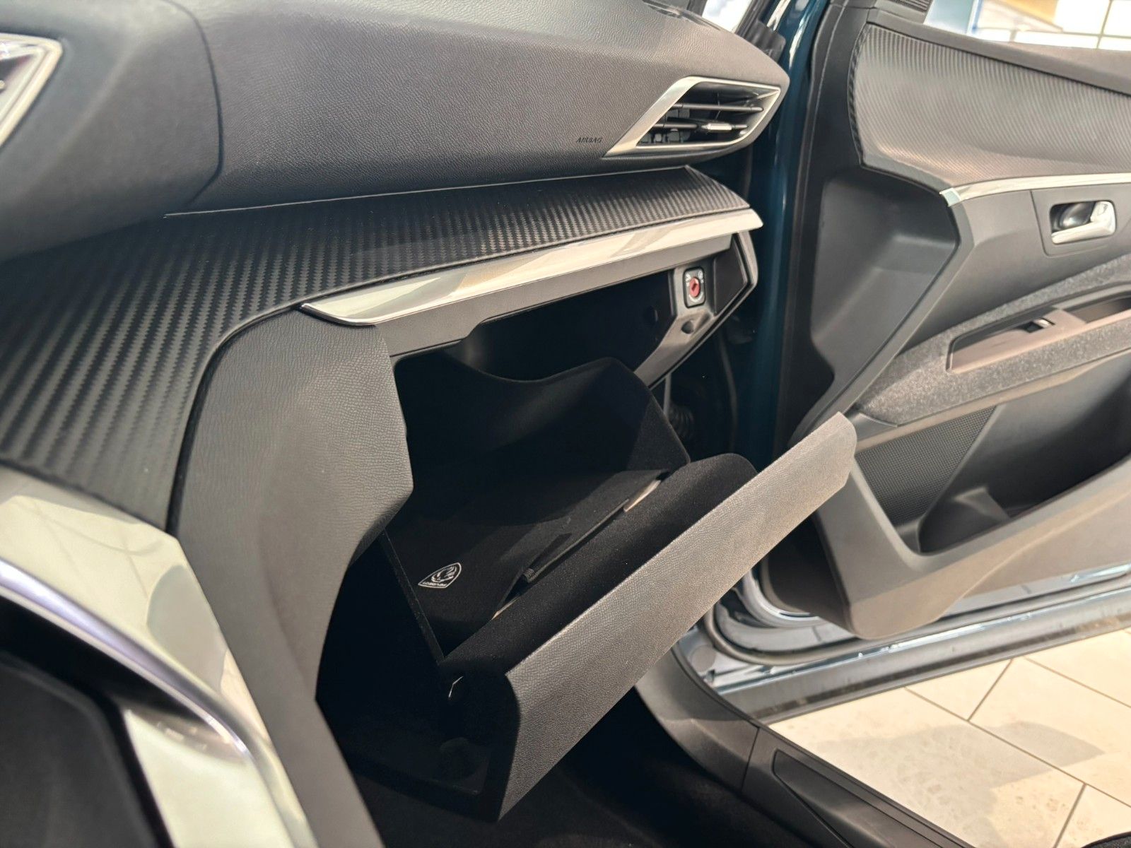 Fahrzeugabbildung Peugeot 3008 1.2T ACTIVE PACK NAVI/LED/SPORT/VIRT/PDC