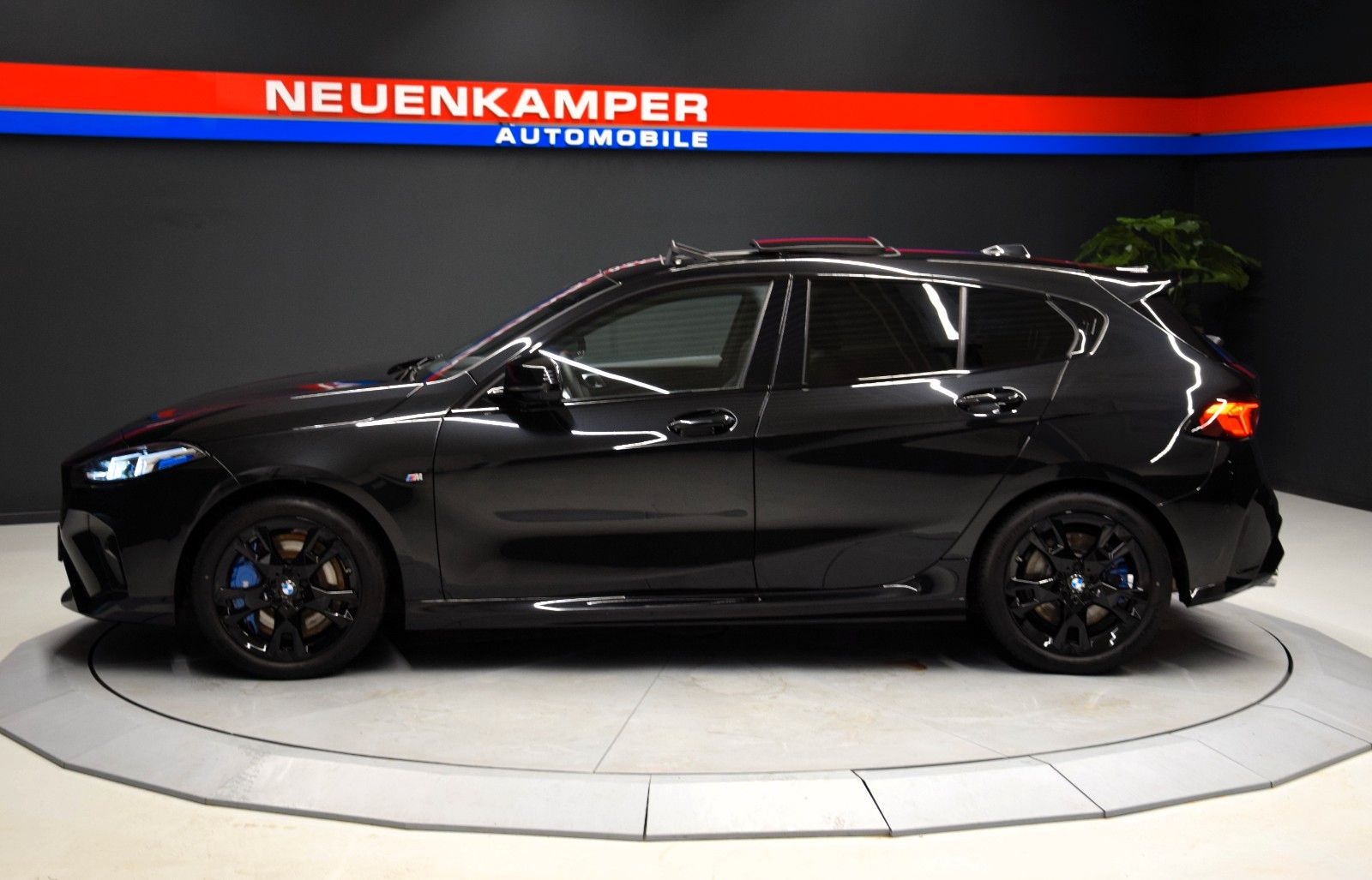 Fahrzeugabbildung BMW M135 i xDrive Pano HuD ACC AHK h/k Memory Kamera