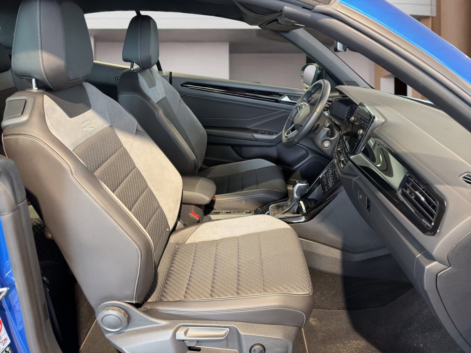 Fahrzeugabbildung Volkswagen T-Roc Cabriolet 1.5 TSI DSG R-Line ACC APP