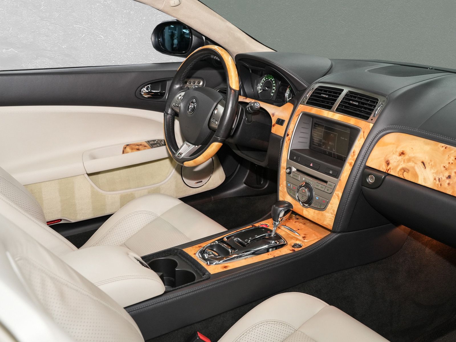 Fahrzeugabbildung Jaguar XKR Cabrio - CATS|20"|Bi-Xenon+aktiv.KL|ALPINE