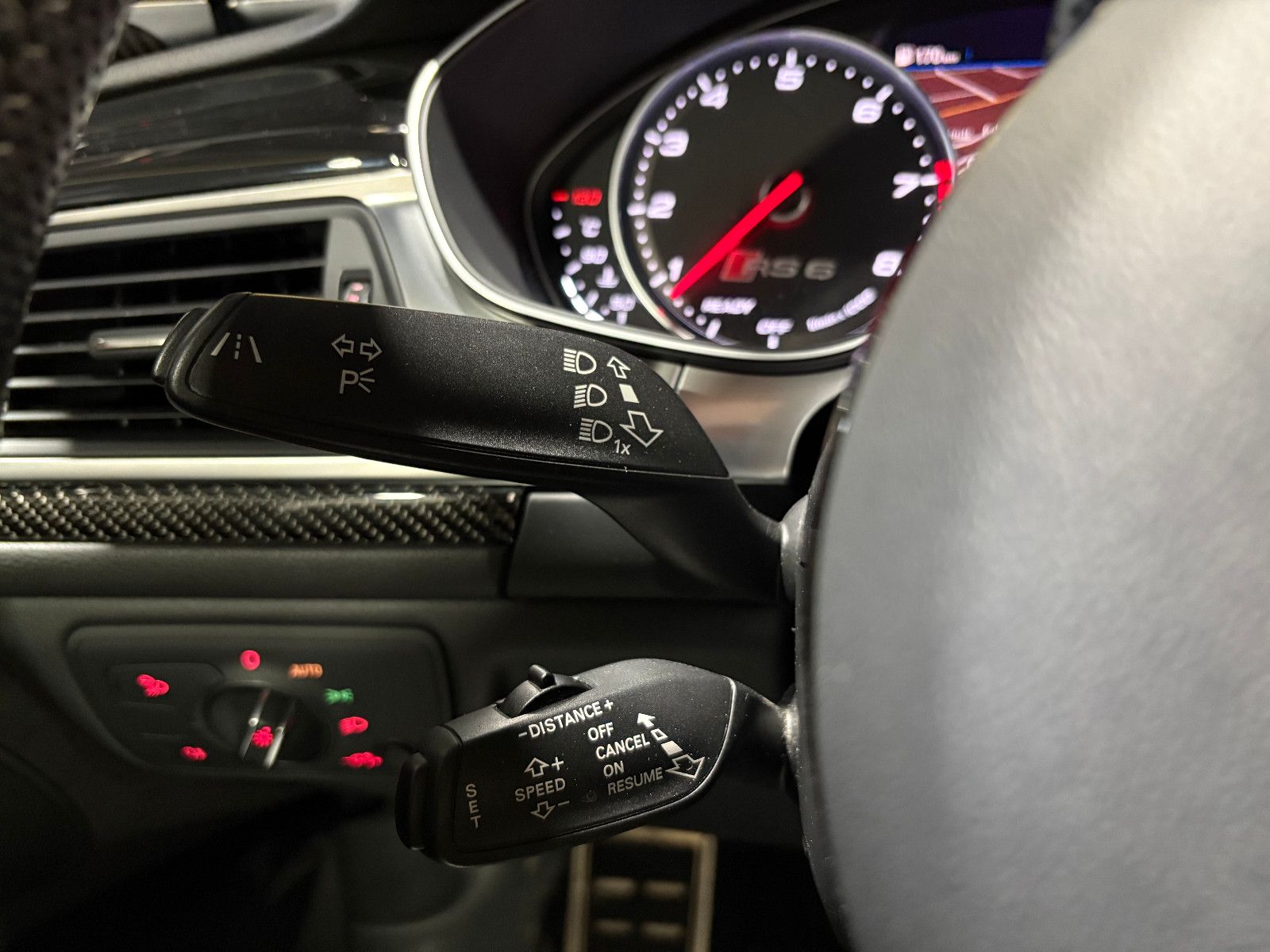 Fahrzeugabbildung Audi RS6 Avant 4.0 TFSI quattro performance/RAUTE/360