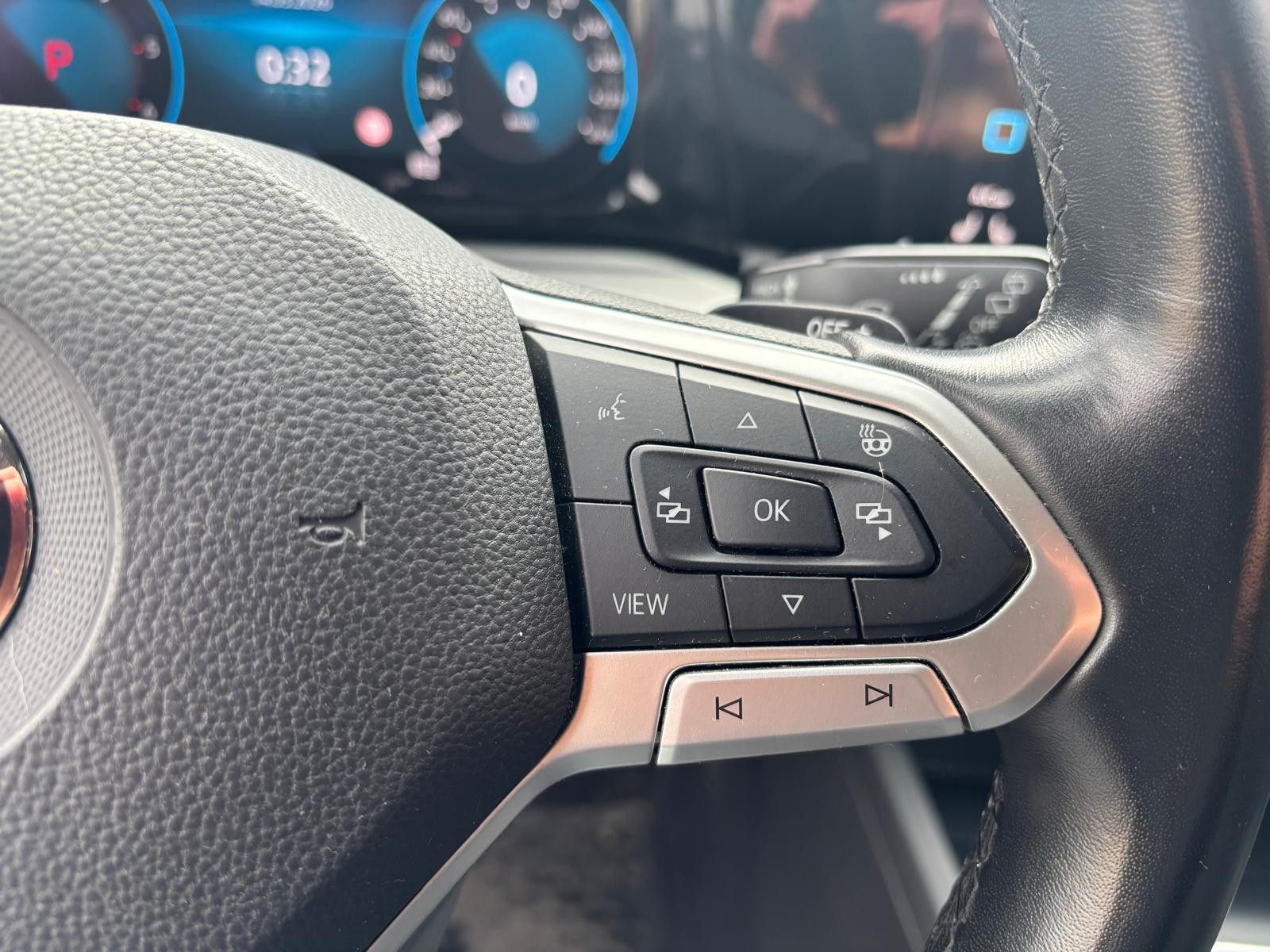 Fahrzeugabbildung Volkswagen Golf Var. 2.0 TDI DSG Life-NAV-LED-PDC-SHZ-SPUR-