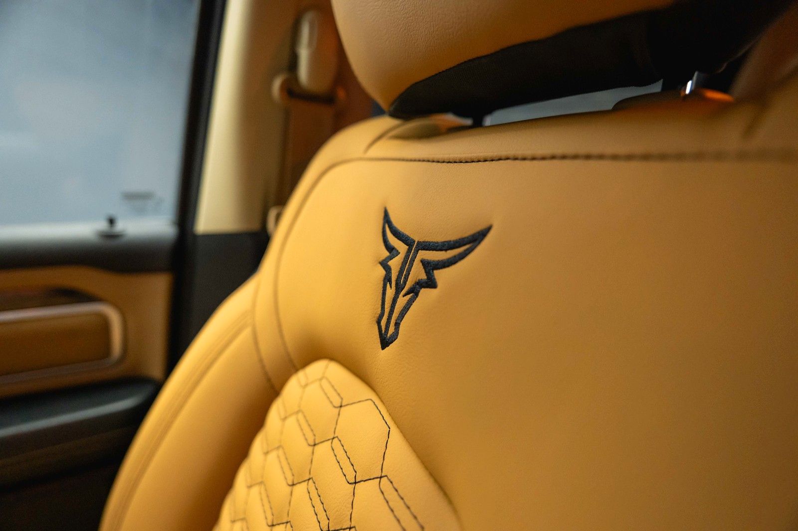 Fahrzeugabbildung Dodge RAM 5.7 V8 HEMI 4x4 OFFROAD LONGBED Night-Paket