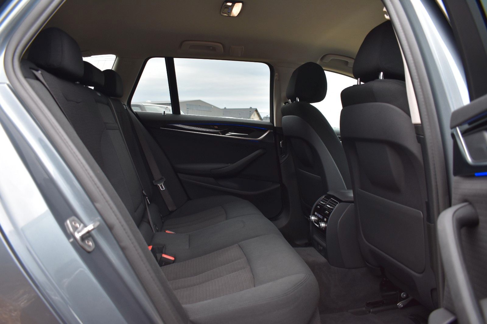 Fahrzeugabbildung BMW 520d Touring M Sportfahrwerk HUD AHK Keyless ACC