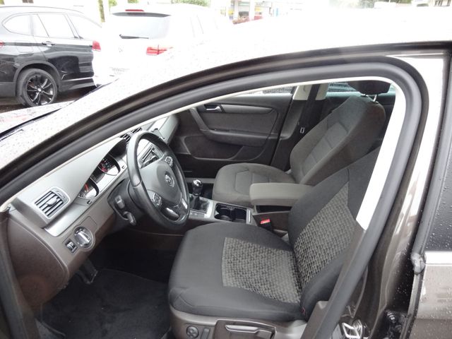 Fahrzeugabbildung Volkswagen Passat Lim. Comfort/Xenon/Navi/140PS/2.Hd/