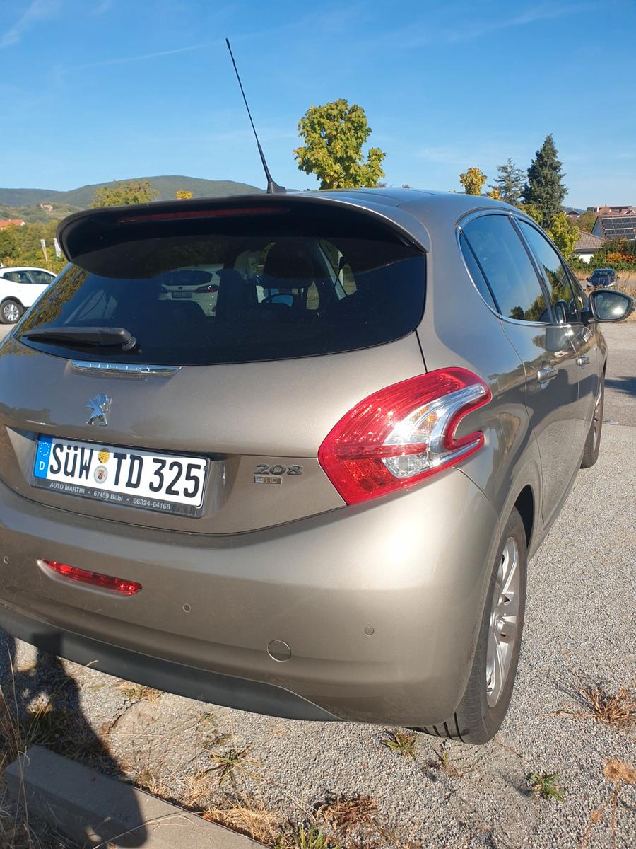 Peugeot 208 1.6 Allure BlueHDi 120 STOP & START Allure