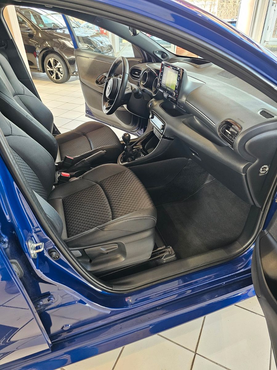 Fahrzeugabbildung Toyota Yaris Style 1,5 Schaltfahrzeug / Navi / Head-Up