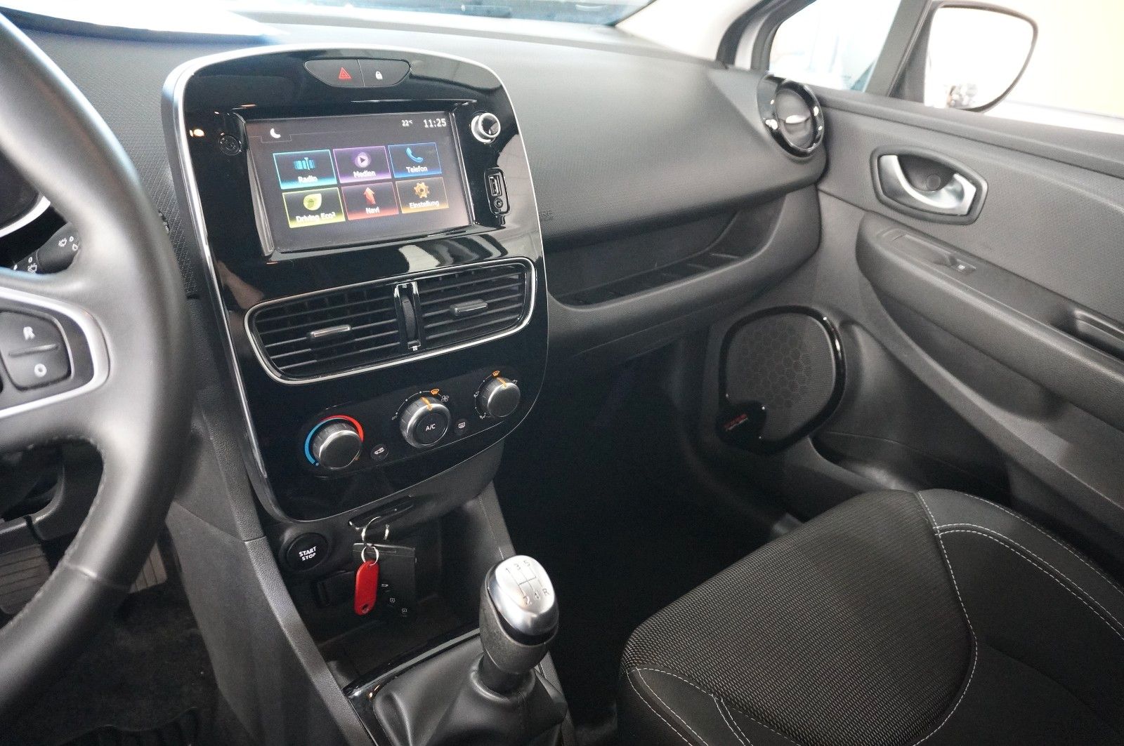 Fahrzeugabbildung Renault Clio IV 0.9 TCE LIM. ENERGY LED/SHZ/PDC/TEMP/DAB
