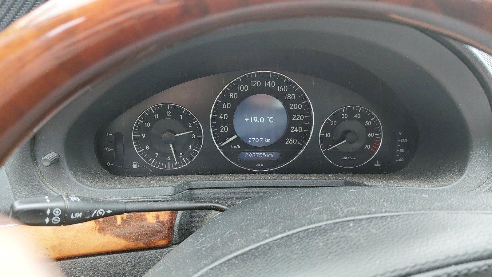 Mercedes-Benz E500 2005 — photo 12
