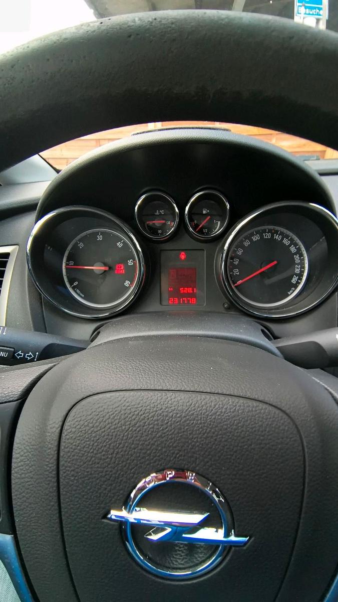 Opel Astra 2012 — photo 11