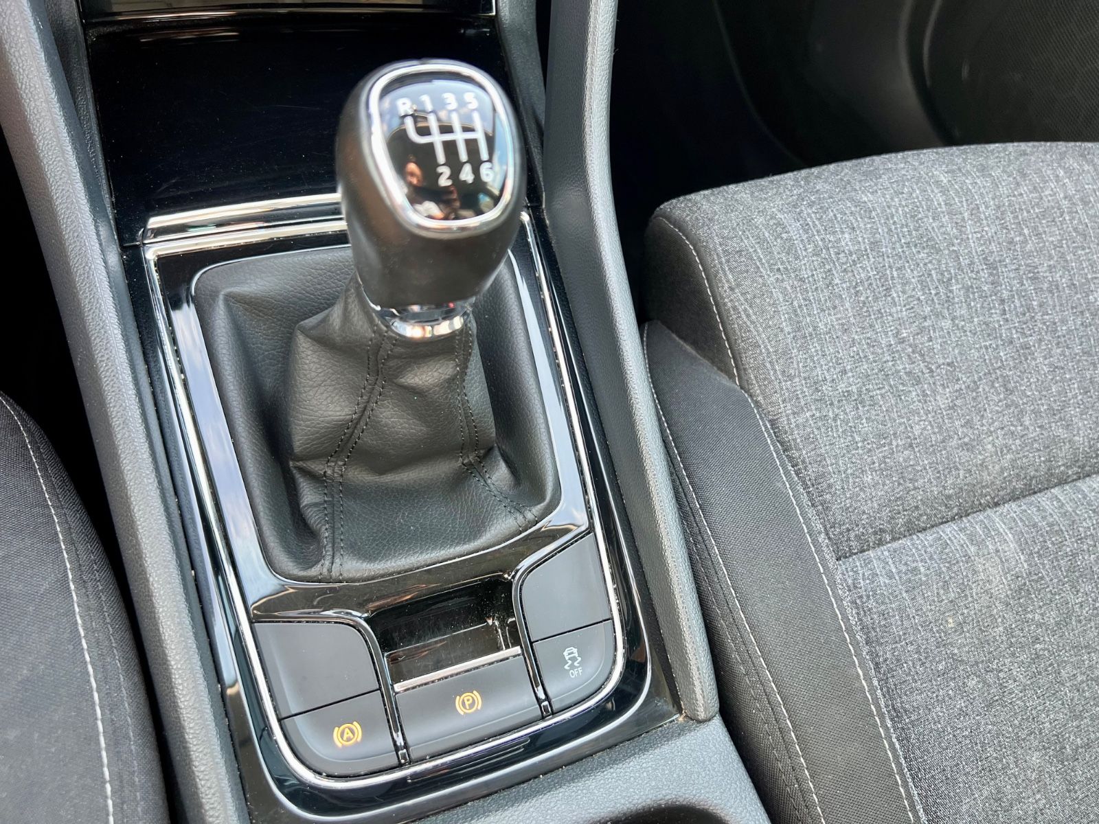 SKODA Karoq 1.5 TSI Style KLIMAAUT NAVI SHZ PDC CARPLA