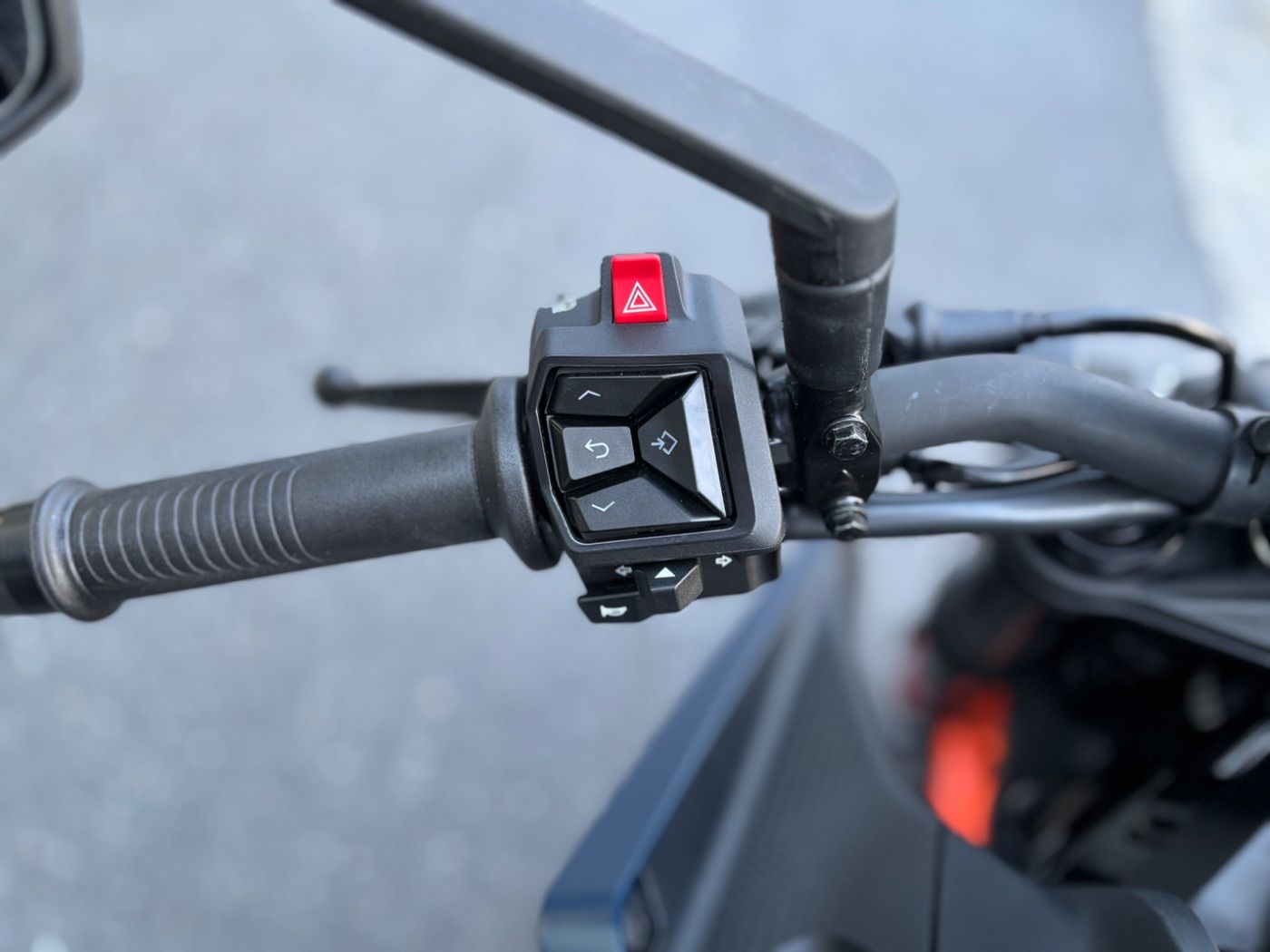 Fahrzeugabbildung KTM 125 Duke Modell 2026 auch in Schwarz erhältlich