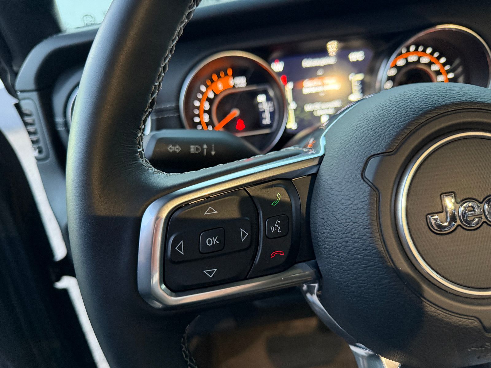 Fahrzeugabbildung Jeep Gladiator Overland 4WD/VOLL/NEUWAGENZUSTAND/