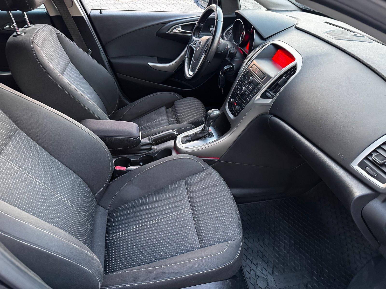 Opel Astra 2012 — photo 11