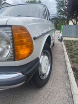 Mercedes-Benz E 230 Oldtimer w123 - Mercedes-Benz E 230 mit Benzin-Antrieb