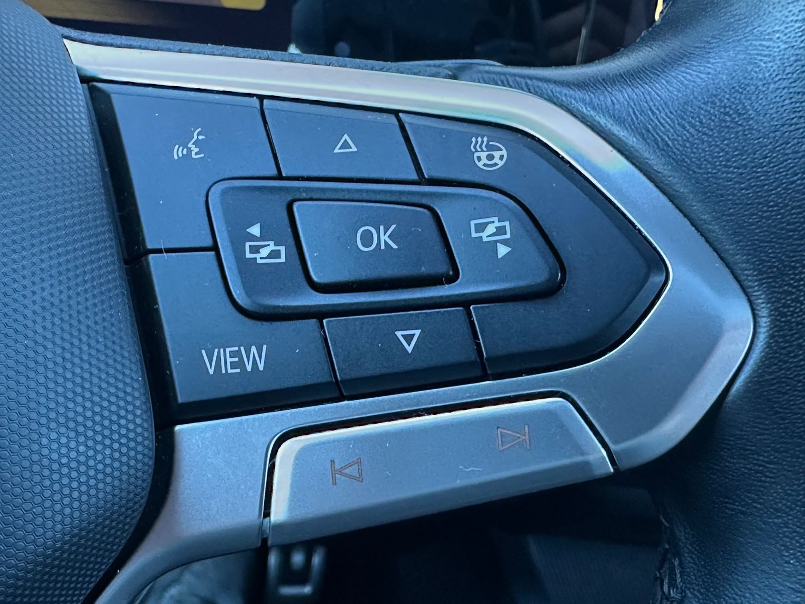 Fahrzeugabbildung Volkswagen Golf VIII 2.0 TDI DSG MOVE NAV+PANO+AHK+HUD+KAM