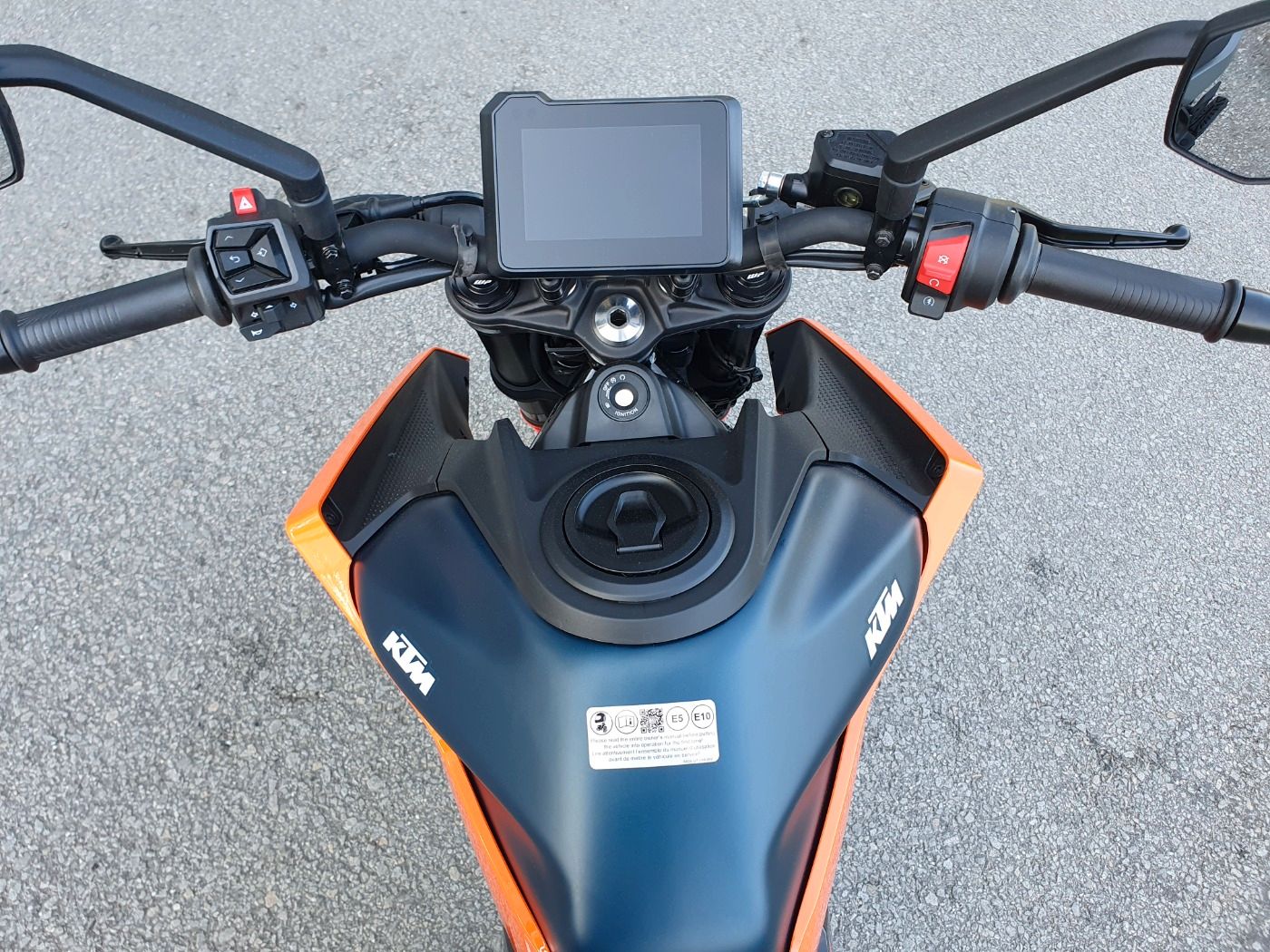 Fahrzeugabbildung KTM 125 Duke Modell 2024 beide Farben lagernd