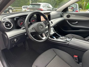 Fahrzeugabbildung Mercedes-Benz E 250 Limousine Avantgarde Pano