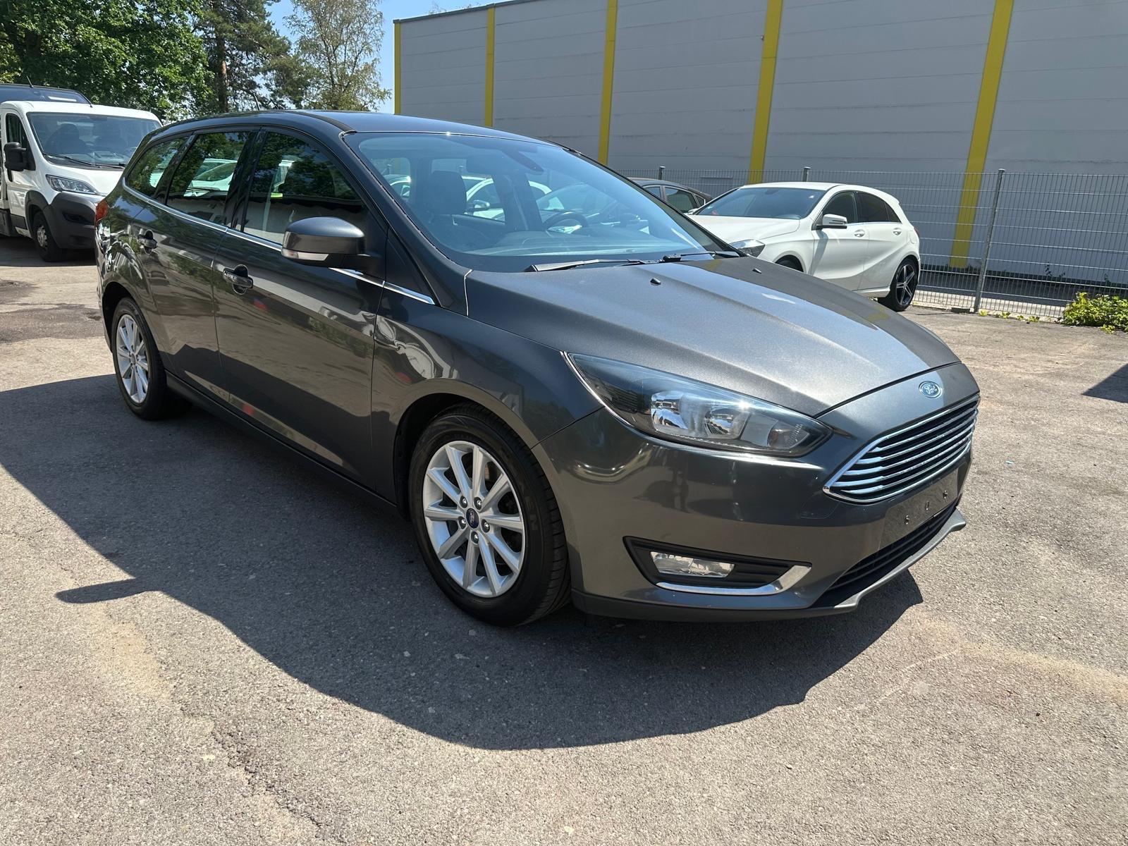 Ford Focus 2015 — interior