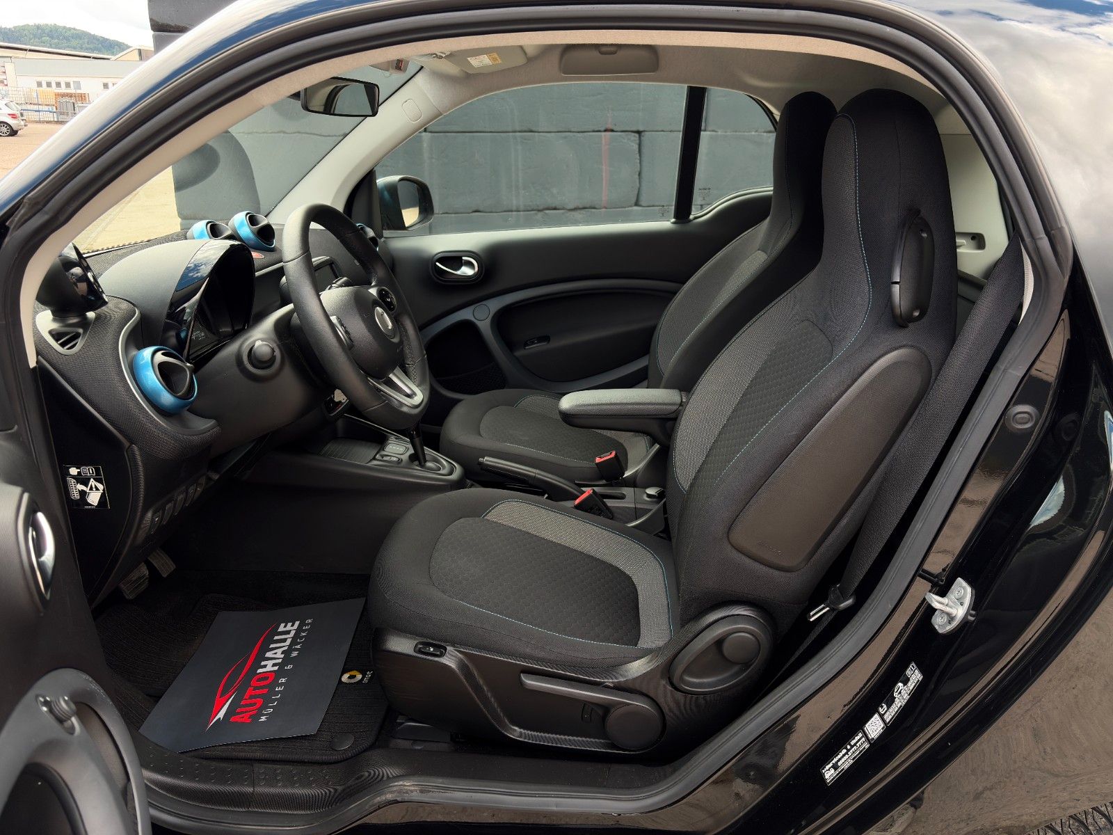 Fahrzeugabbildung Smart ForTwo Coupe EQ 60kW SHZ PDC Temp. Klima CarPlay