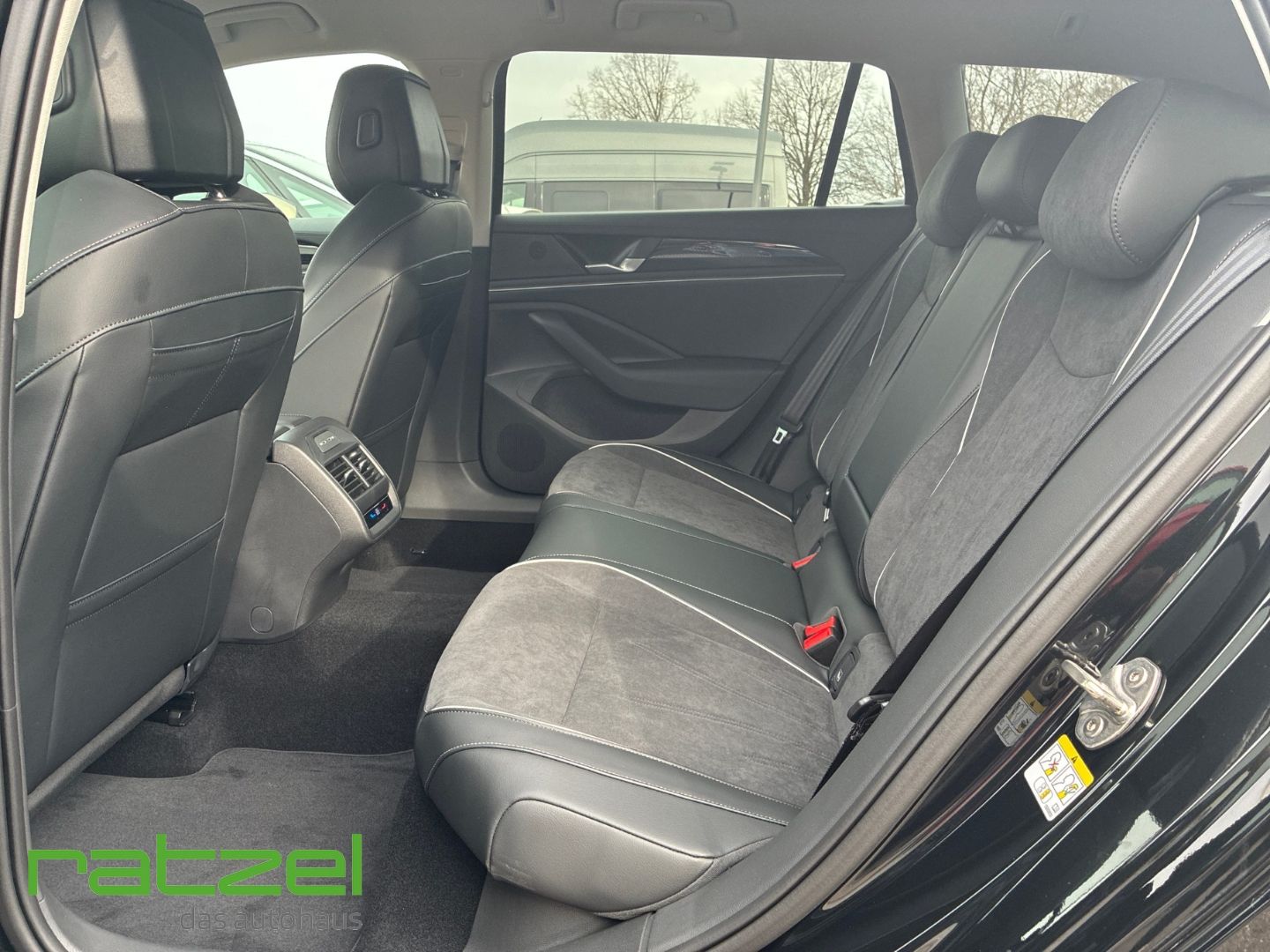 Fahrzeugabbildung Volkswagen Passat BUSINESS 1.5 eTSI +8-fach+LED+360°Kam
