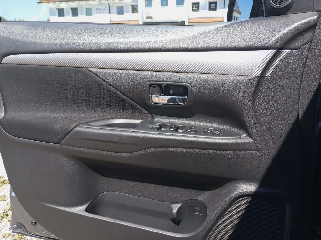 Fahrzeugabbildung Mitsubishi Outlander PLUS 2.2 DI-D 4WD 7-Sitzer AHK WKR