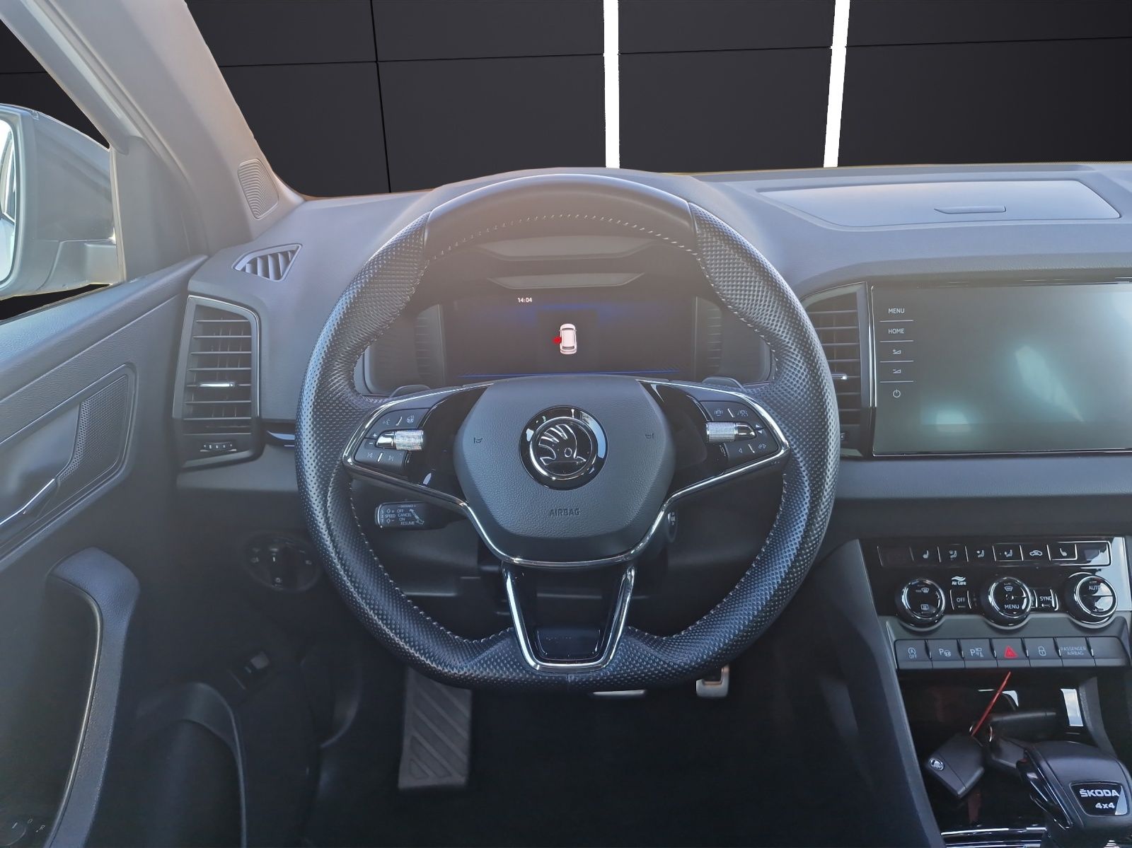 Fahrzeugabbildung SKODA Karoq TDI Sportline 4x4 Matrix PANO ACC Kamera36