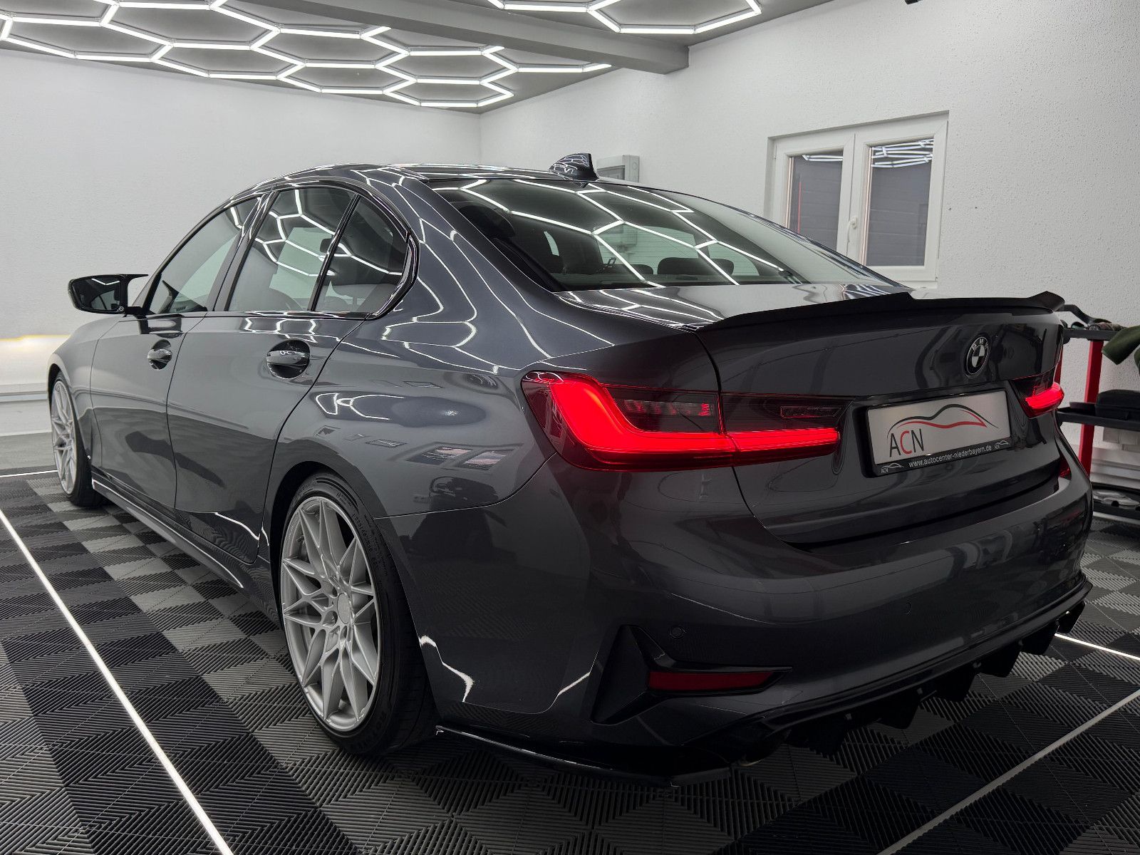 Fahrzeugabbildung BMW 330i LIMOUSINE/SPORT/LIVE COC/HiFi/AMBIENTE/H&R