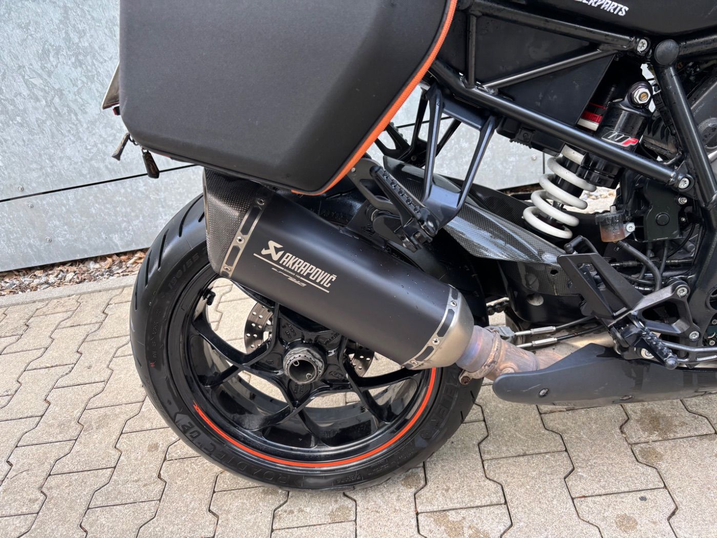 Fahrzeugabbildung KTM 1290 Super Duke R Akrapovic