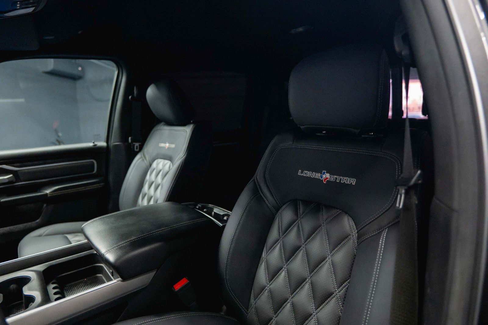 Fahrzeugabbildung Dodge RAM 5.7 V8 HEMI 4x4 OFFROAD Night-Paket *LED*19%