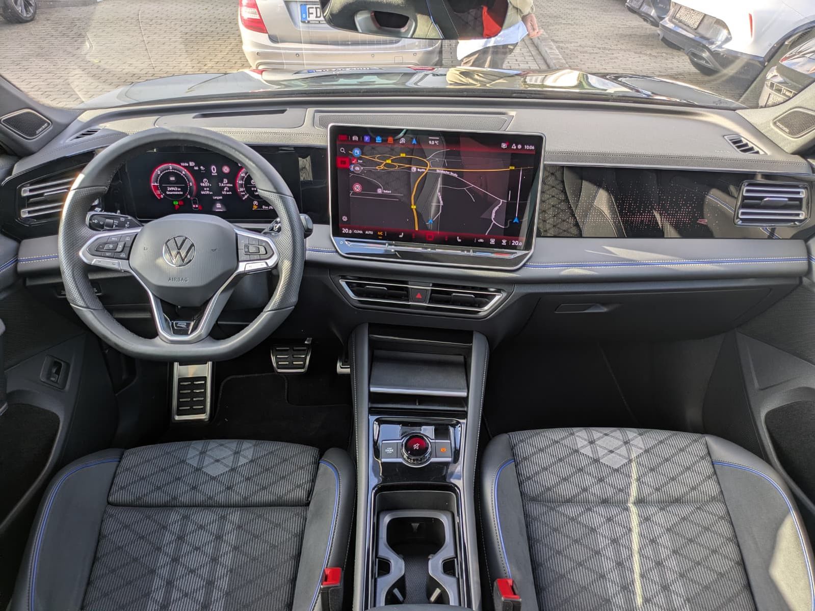 Fahrzeugabbildung Volkswagen Tiguan 2.0 TDI 4M R-Line PANO*H&K*AHK*MATRIX*20"