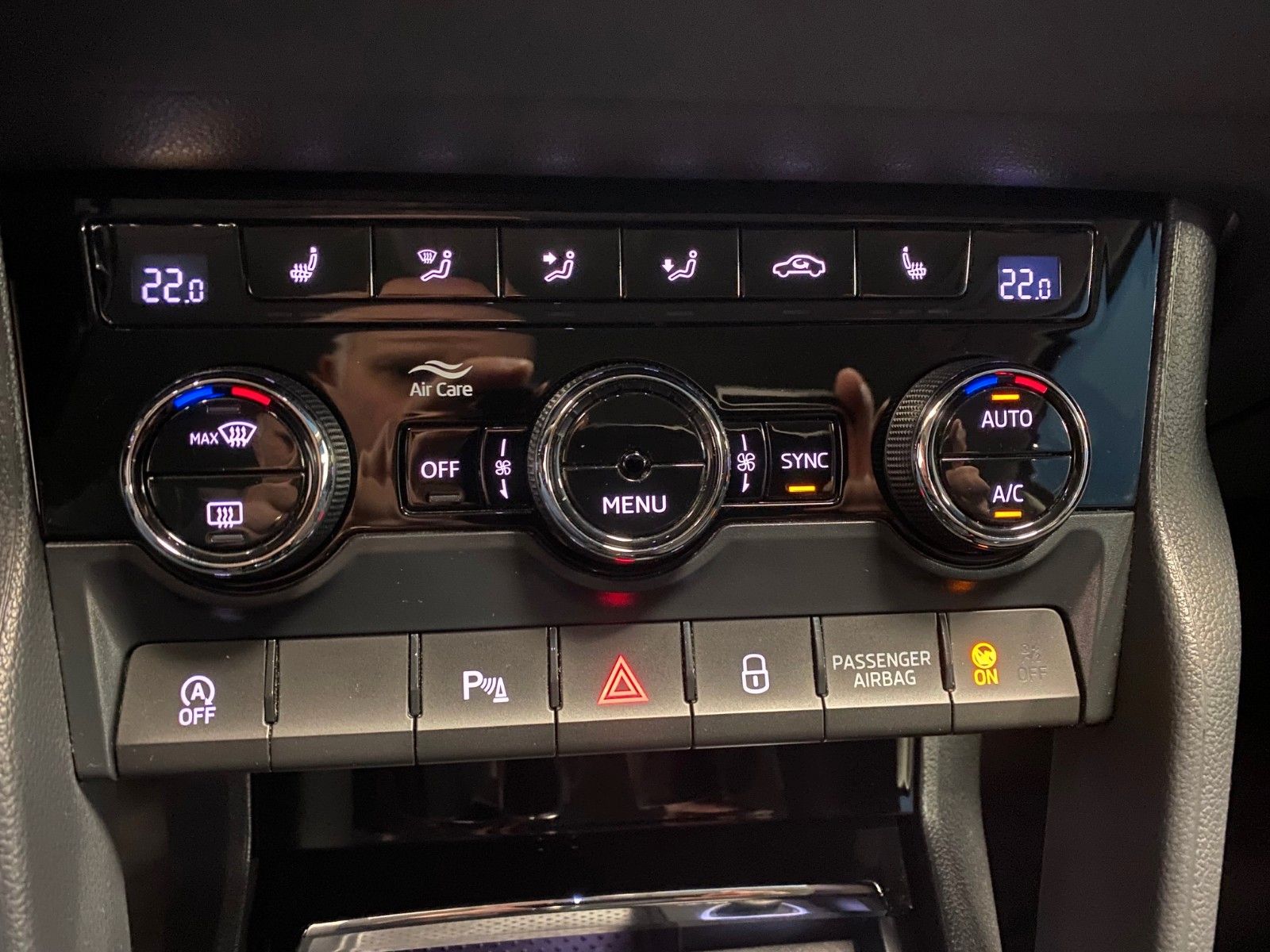 Fahrzeugabbildung SKODA Karoq 1.5 TSI Style+AHK schwenk+LED+NAVIGATION+