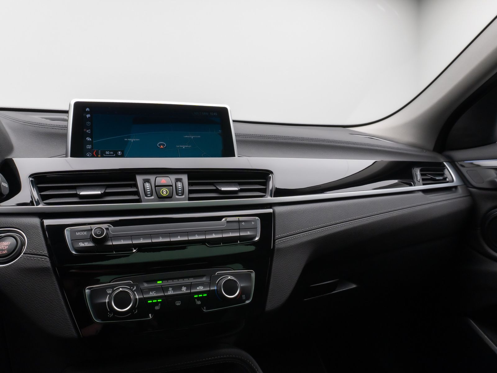 Fahrzeugabbildung BMW X2 sD18i Panorama Parkassist DAB HiFi AHK LED