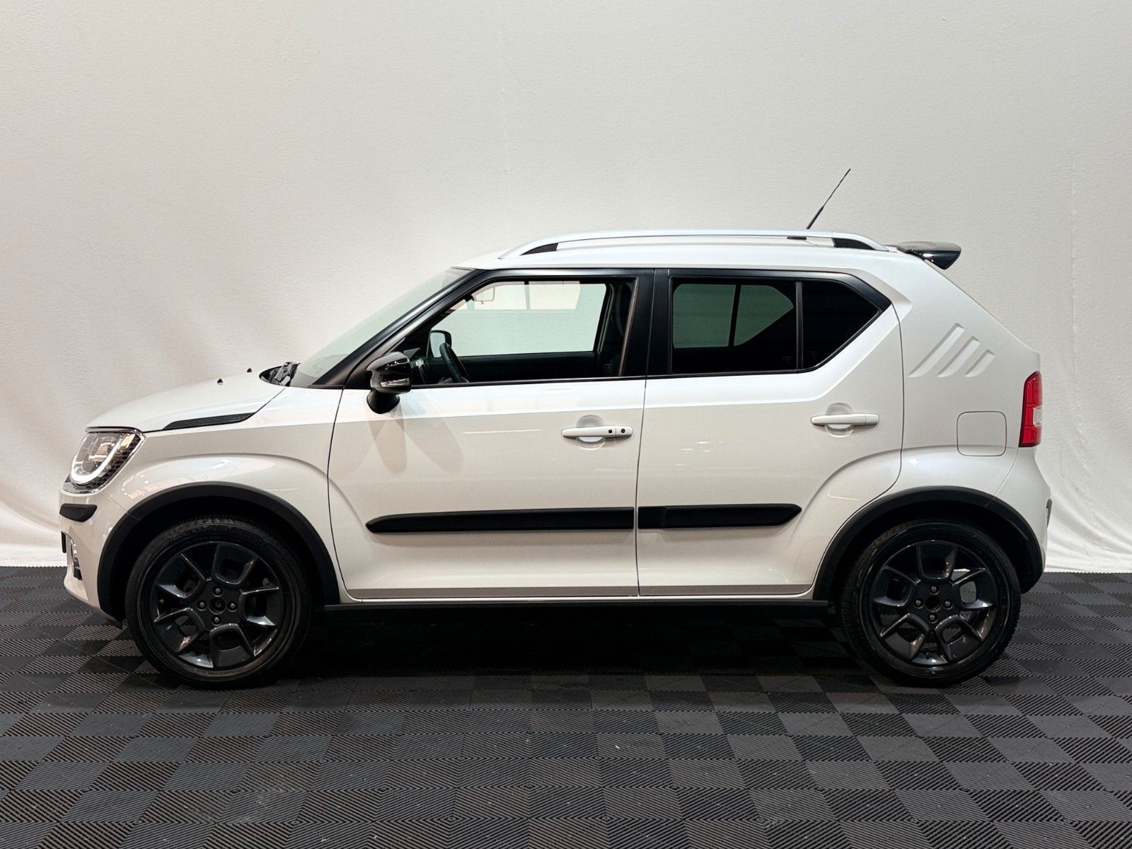 Fahrzeugabbildung Suzuki Ignis Comfort + / NAVI / CAR PLAY / SITZHEIZUNG