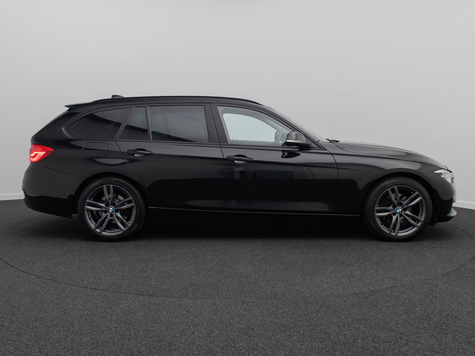Fahrzeugabbildung BMW 320d GeschwindigReg PDC Panorama LED Sportsitz