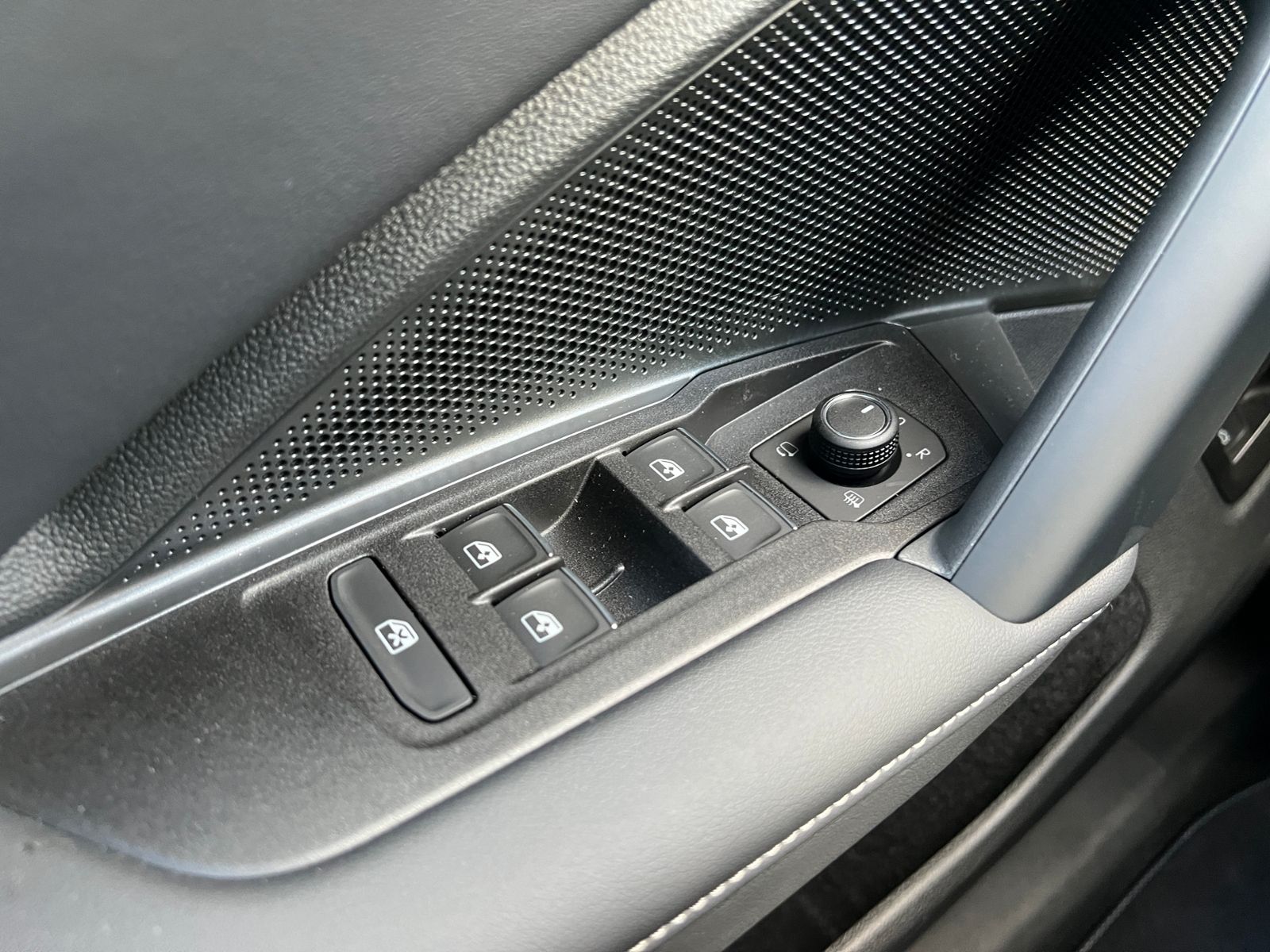 Fahrzeugabbildung Volkswagen Tiguan R-Line 1.5 eTSI DSG *AHK, IQ.Light, Stand