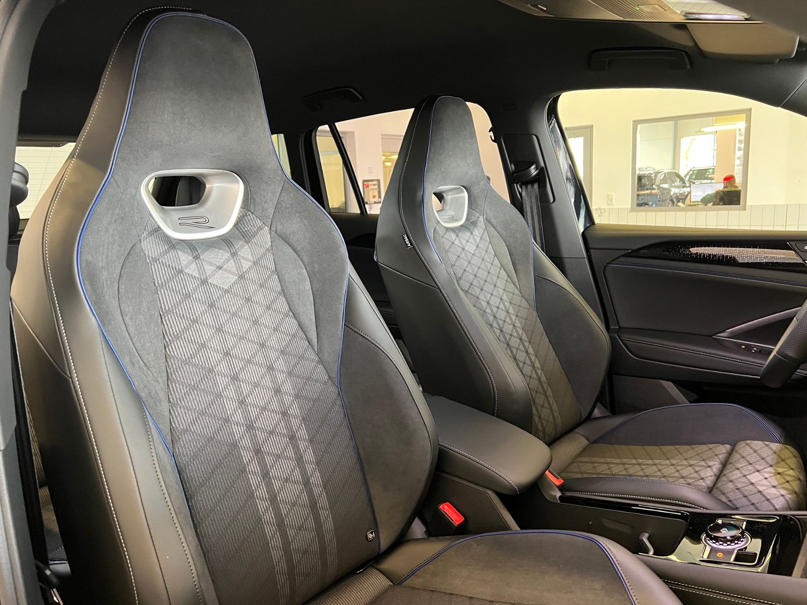 Fahrzeugabbildung Volkswagen Tiguan R-Line 1.5 eTSI DSG *AHK, IQ.Light, DCC,