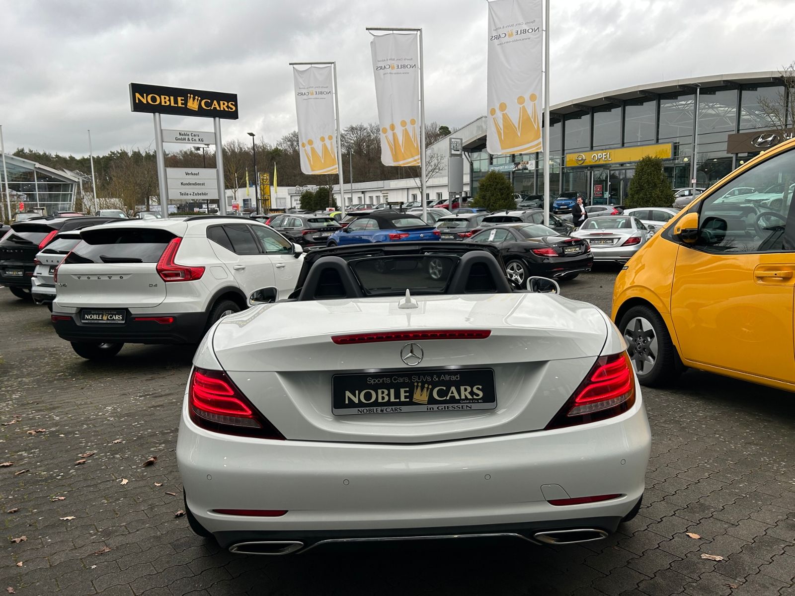 Fahrzeugabbildung Mercedes-Benz SLC 200 9G-Tronic AIRSCARF SHZ PANO NAVI