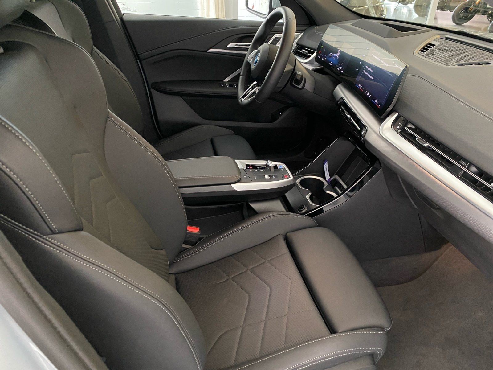 BMW iX2 - Bild 12