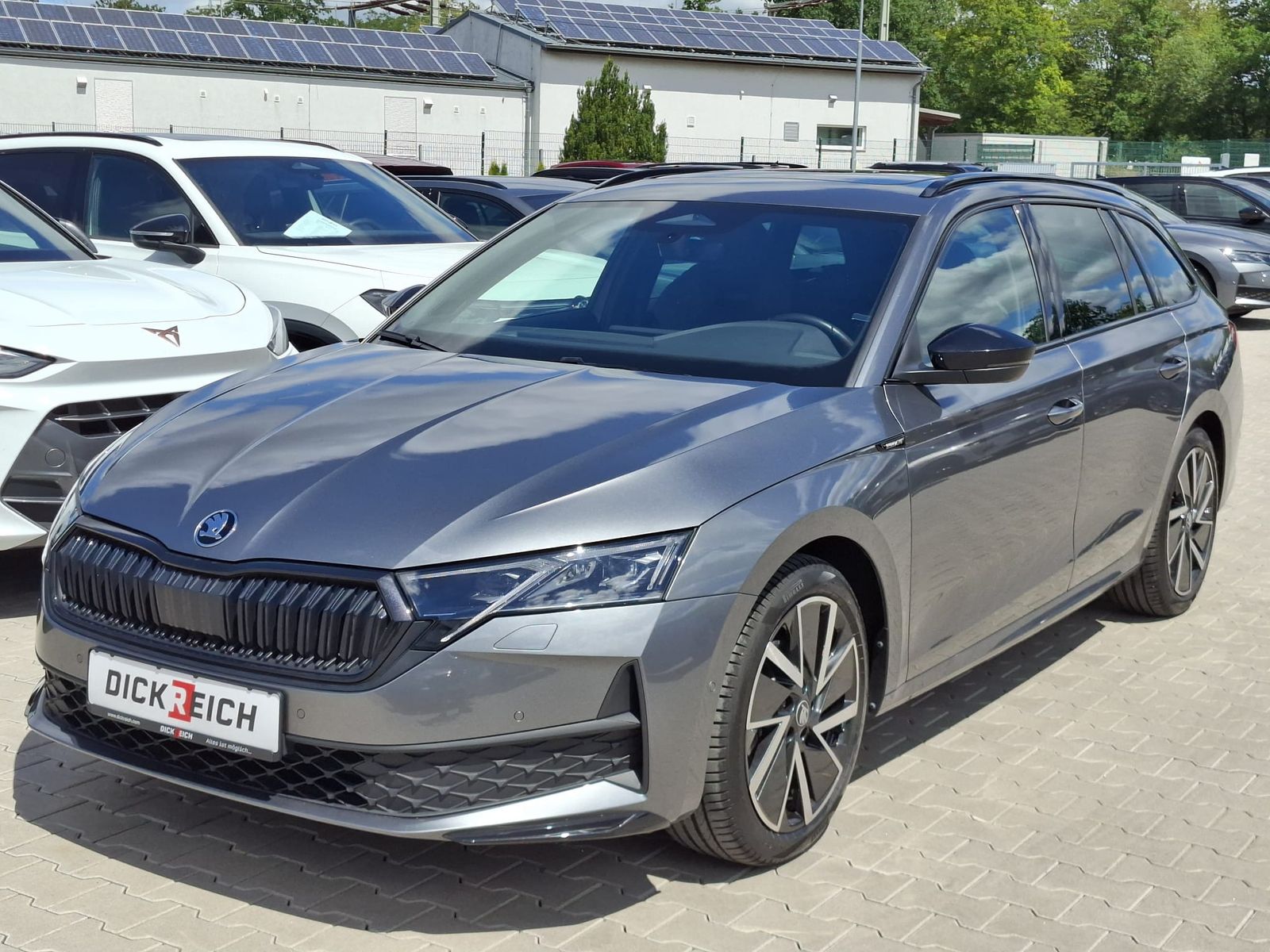 Fahrzeugabbildung SKODA Octavia 1.5 DSG Sportline PANO*MATRIX*AHK*5J.GAR
