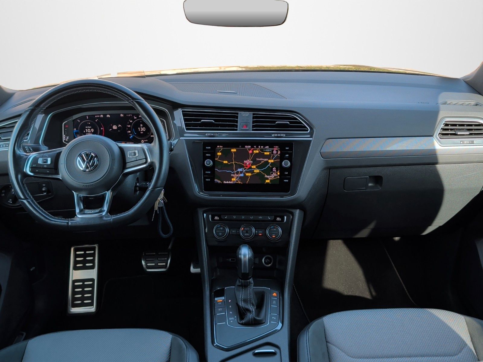 Fahrzeugabbildung Volkswagen TIGUAN 2.0 TDI R-LINE BLACKSTYLE HUD 19" AHK KAM