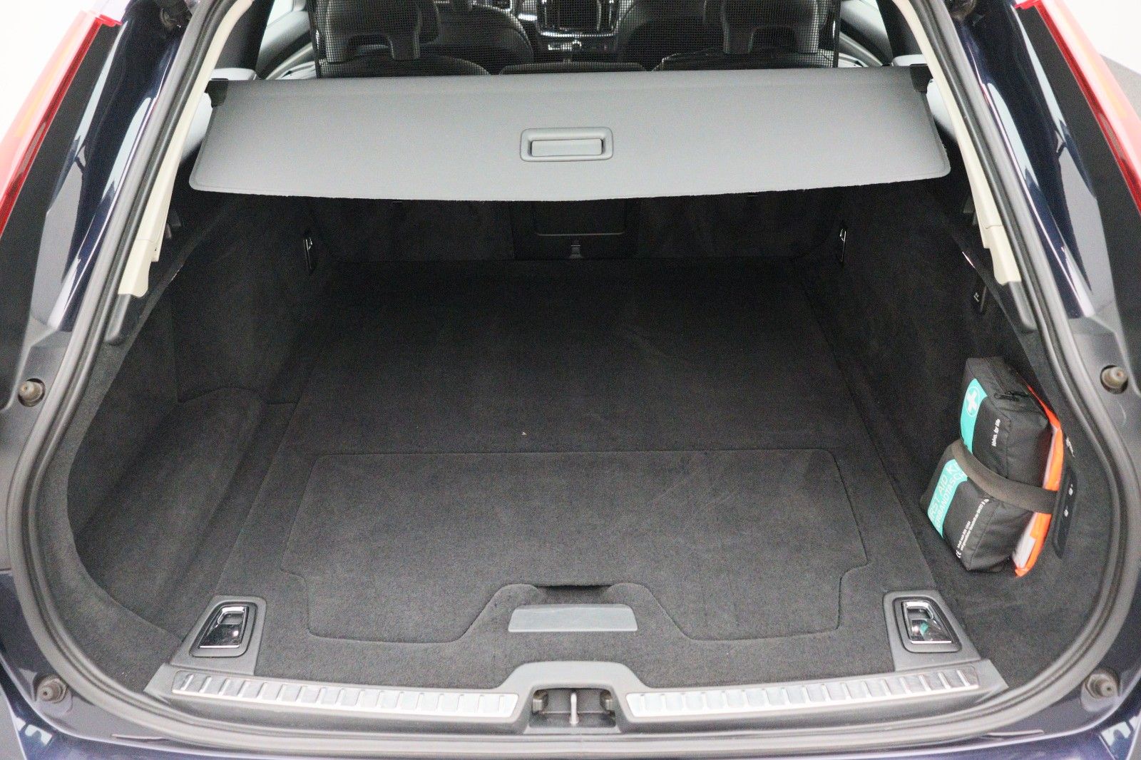 Fahrzeugabbildung Volvo V90 D4 2.0 Kombi Momentum ACC  LED KAMERA