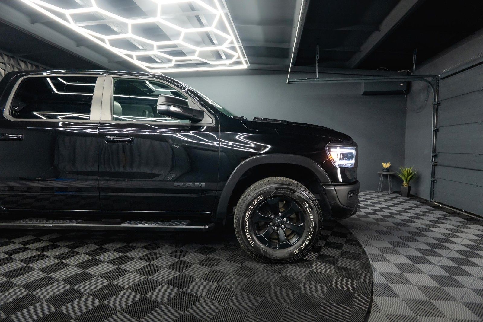 Fahrzeugabbildung Dodge RAM 5.7 V8 HEMI 4x4 REBEL OFFROAD Night AxleLock