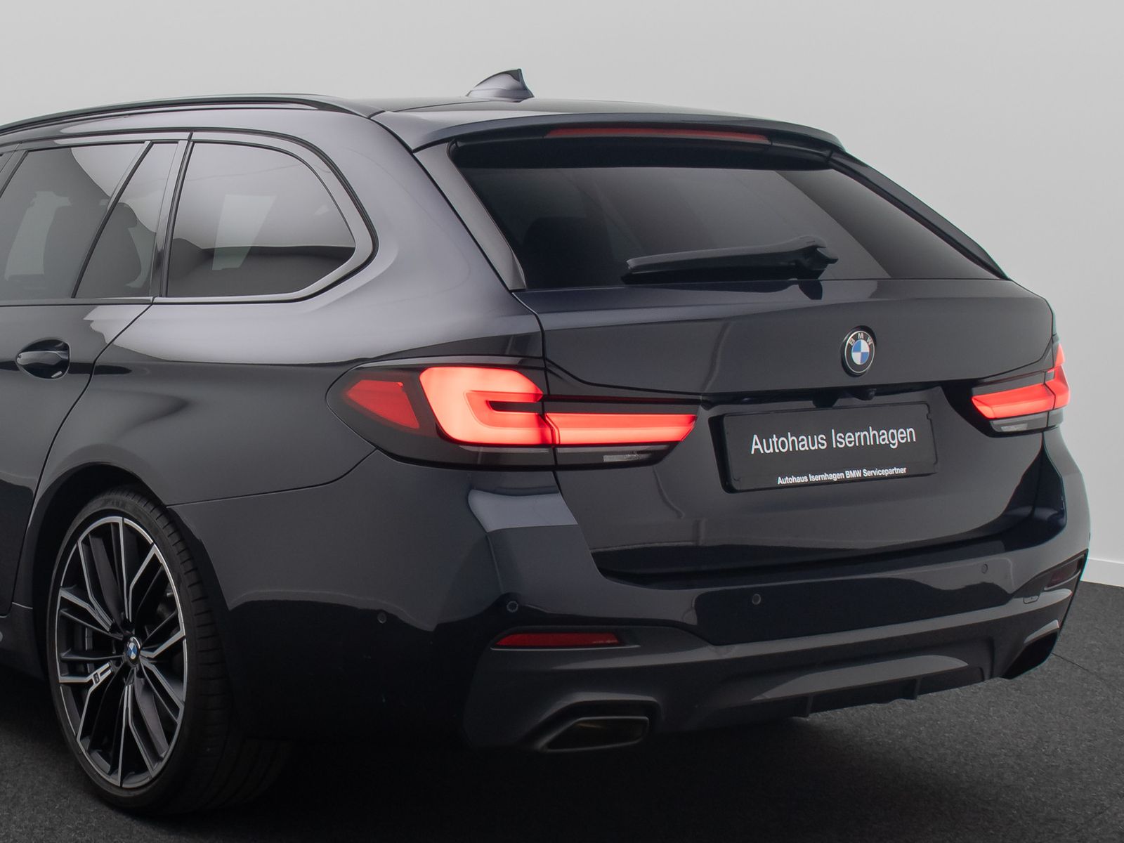 Fahrzeugabbildung BMW 540i xD M Sport DAB Panorama HUD H/K DispKey 20"