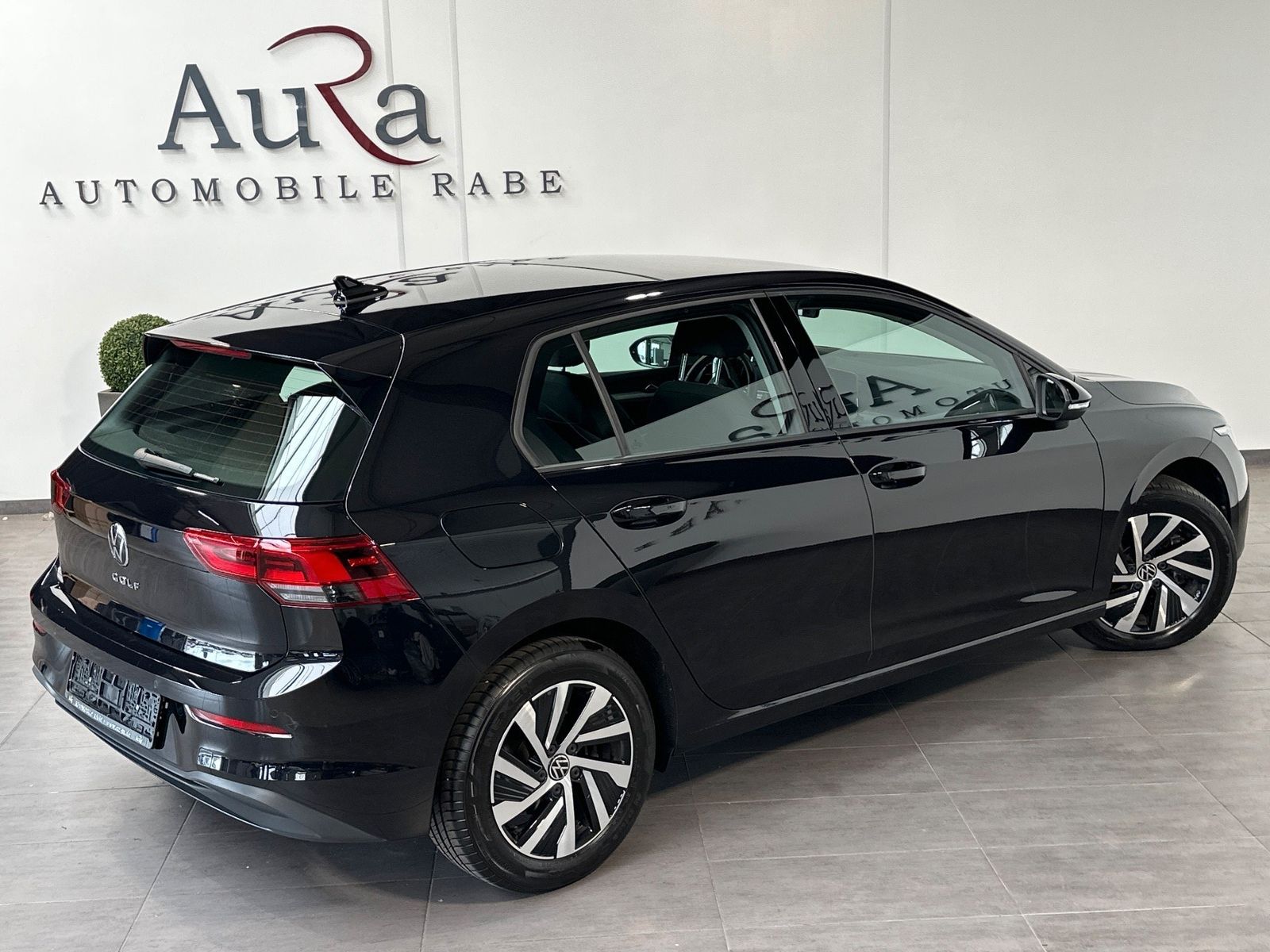 Fahrzeugabbildung Volkswagen Golf 2.0 TDI DSG Life NAV+LED+PANO+AHK+STHZ+HUD